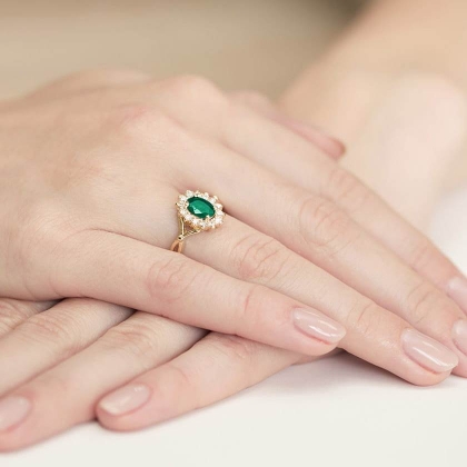 Pierścionek zaręczynowy ze Szmaragdem 0,80ct  i Diamentami złoto próby 585. W-0182SZM/80